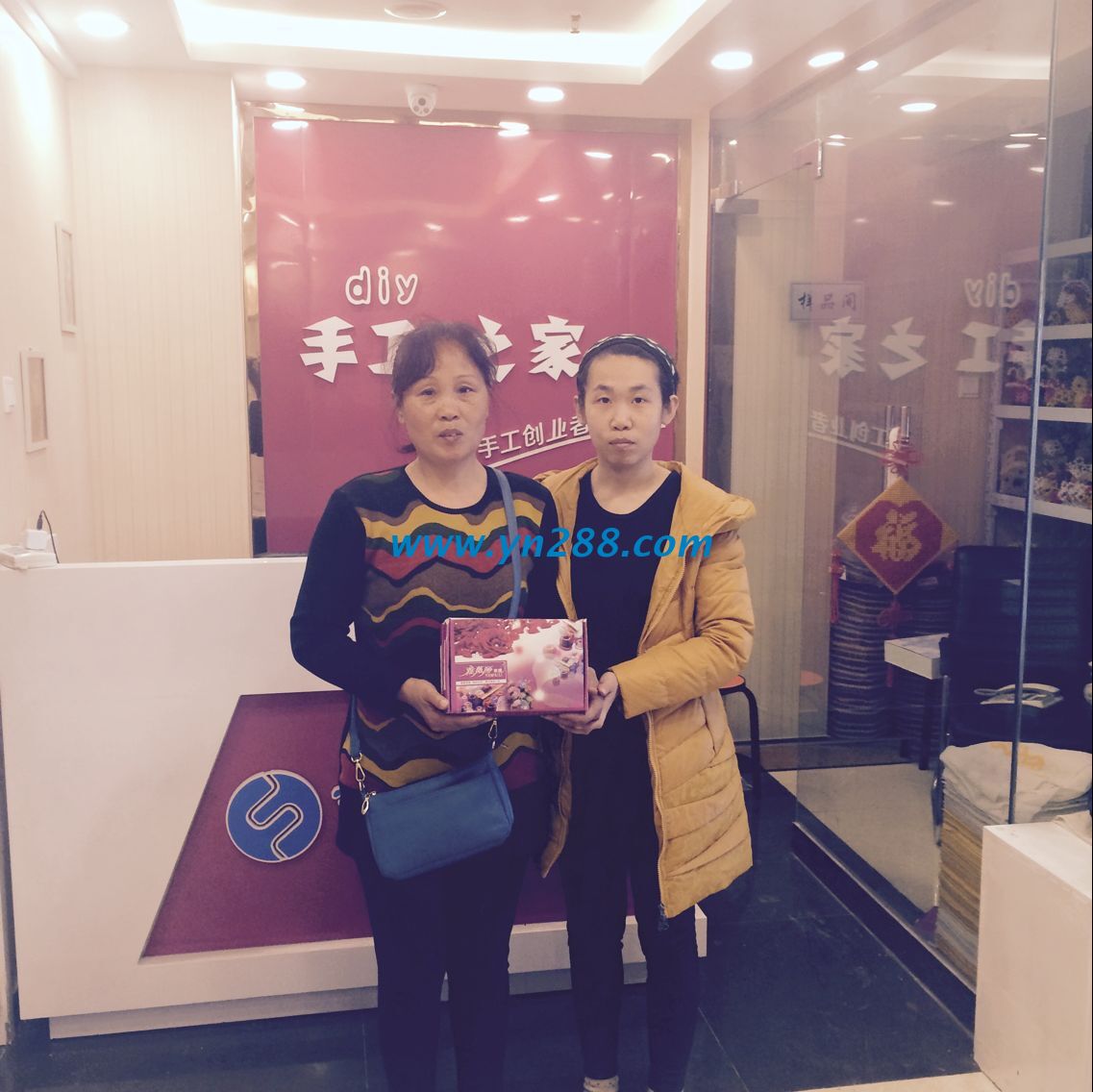 西安戶縣張女士初學珠繡忘壓線導致作品松散，手工活之家現(xiàn)場指導至熟練(圖1)