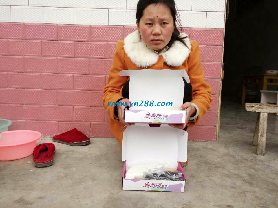 安徽宿州農(nóng)村主婦韓女士和妹妹一起利用業(yè)余時(shí)間兼職手工活珠繡賺錢(qián) 安徽宿州農(nóng)村主婦韓女士和妹妹一起利用業(yè)余時(shí)間兼職手工活珠繡賺錢(qián)(圖1)