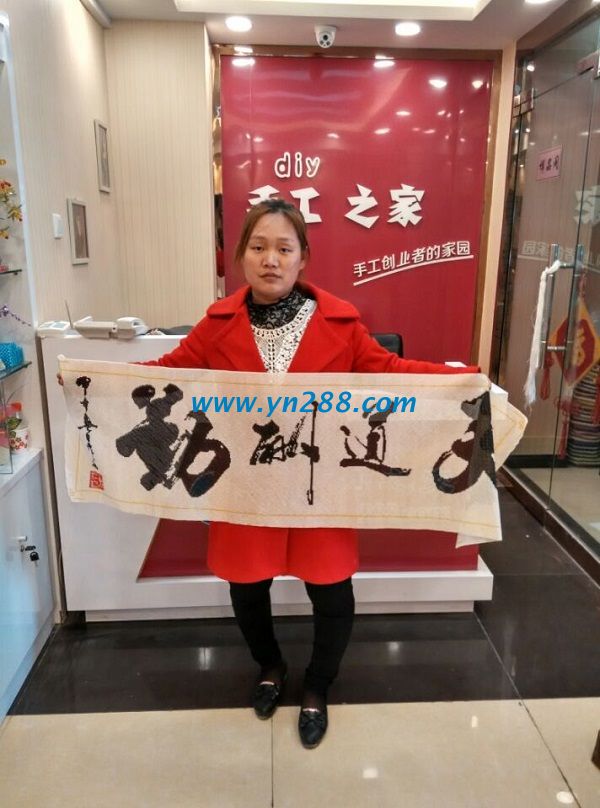 邯鄲魏縣胡女士試做珠繡成功，公司當(dāng)場支付加工費(fèi)(圖1)