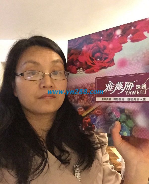 浙江臺(tái)州中學(xué)歷史教師張女士利用周末業(yè)余時(shí)間做手工活珠繡加工掙錢 浙江臺(tái)州中學(xué)歷史教師張女士利用周末業(yè)余時(shí)間做手工活珠繡加工掙錢(圖1)