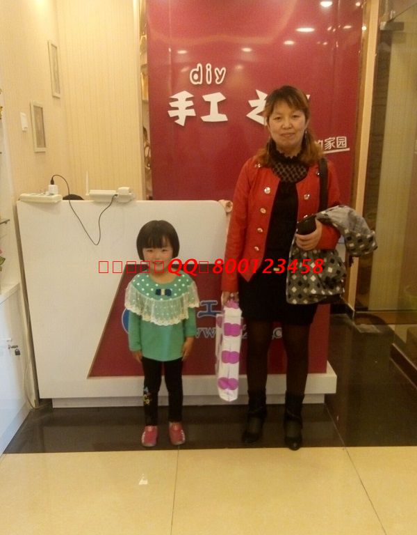 四川巴中百貨店扈女士帶寶寶來(lái)手工活之家考察，欲加盟代理組織人做手工活(圖1)