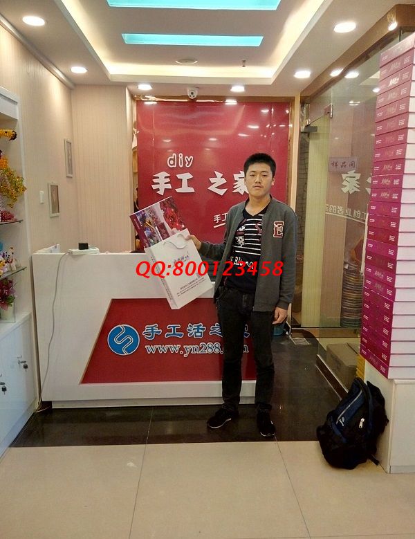 遼寧建平縣農(nóng)民小哥營(yíng)先生來(lái)手工活之家考察,欲創(chuàng)業(yè)組織人做手工活 遼寧建平縣農(nóng)民小哥曹先生手工活外發(fā)加工創(chuàng)業(yè)組織人做手工活串珠(圖1)