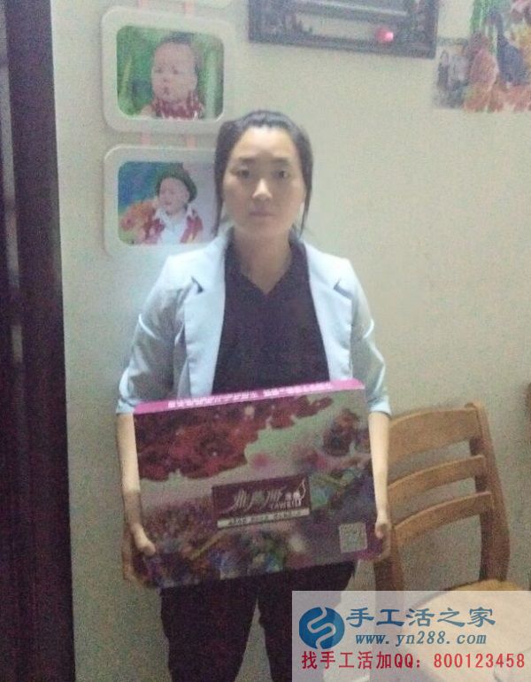 河南平頂山寶媽張女士業(yè)余時間做手工活串珠繡，賺錢不誤帶孩子！(圖1)