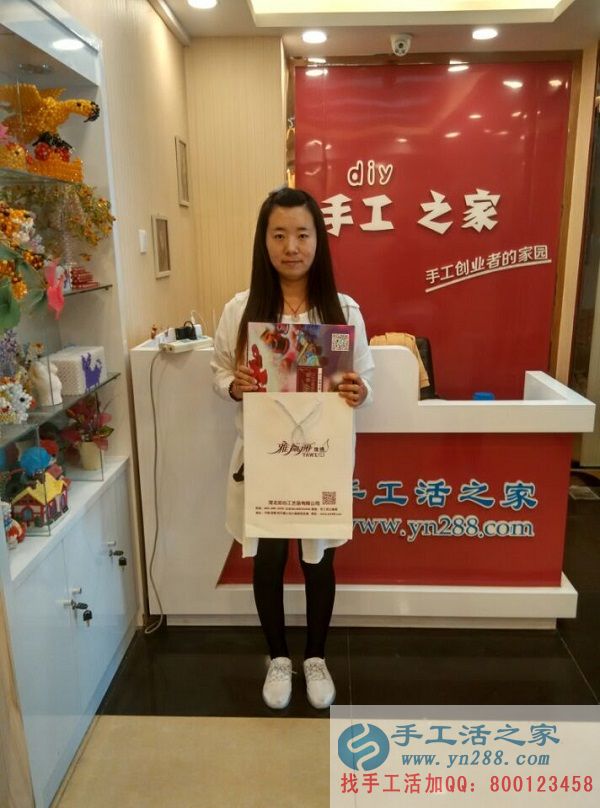 河南義馬市張女士來手工活之家考察找手工活兼職做串珠繡字畫賺錢 河南義馬市張女士來手工活之家考察找手工活兼職做串珠繡字畫賺錢(圖1)
