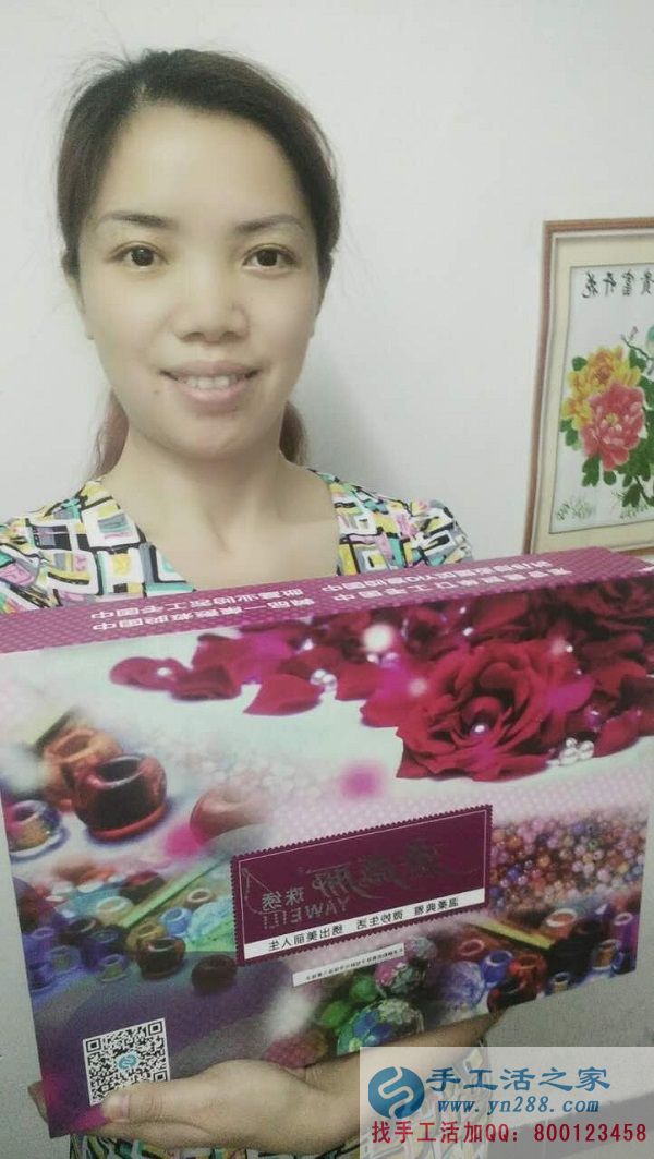 福建廈門(mén)肖女士熱衷于手工制作，業(yè)余時(shí)間做手工活串珠繡賺錢(qián)(圖1)