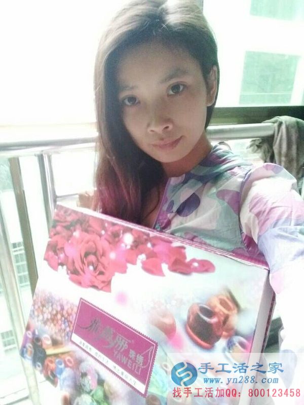 正規(guī)兼職手工活不交押金，湖南湘西鄒女士工作之余做手工活增收入(圖1)
