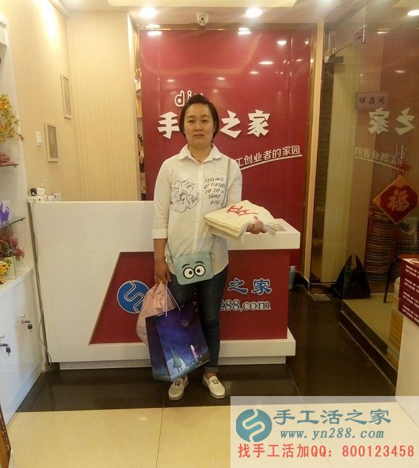 河南新鄉(xiāng)楊女士來手工活之家交貨，合格完成一套生肖圖案串珠繡(圖1)