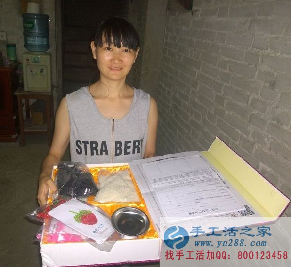 上有老下有小生活壓力大，廣東佛山李女士業(yè)余時間做手工活賺外快(圖1)