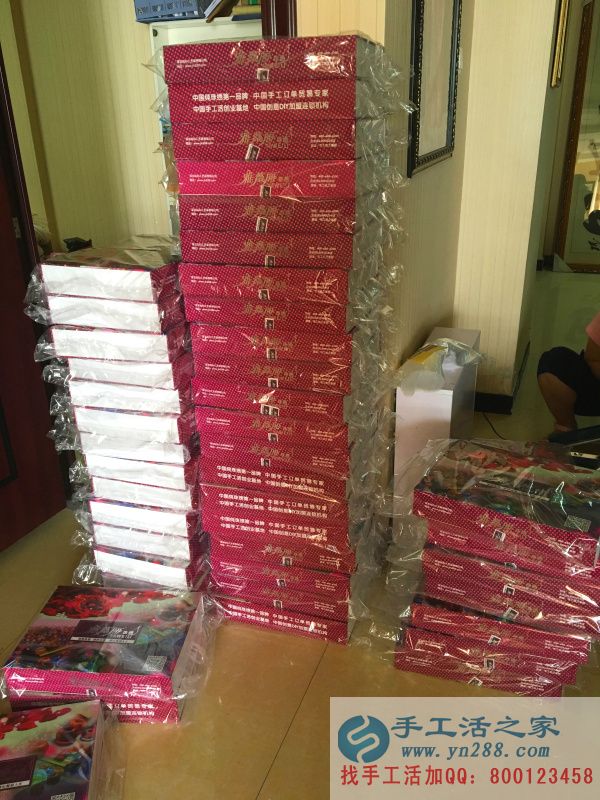 手工活之家外發(fā)加工2016年7月4日包貨記錄 工作人員將所有禮盒進行二次包裝