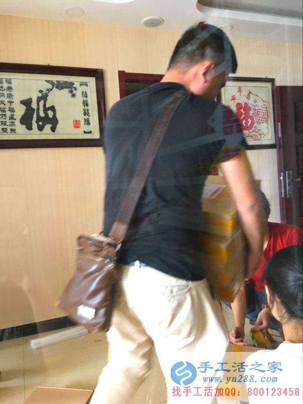 禮盒進(jìn)行二次包裝后，快遞小哥來(lái)搬貨