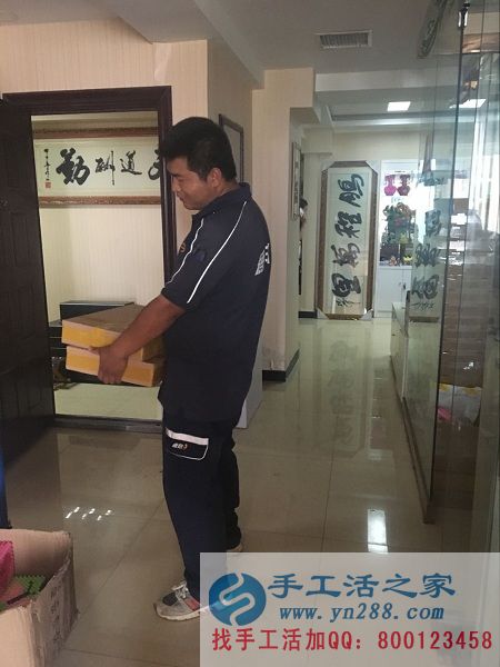 快遞小哥正在搬貨，被紙抽盒吸引的走不動啦