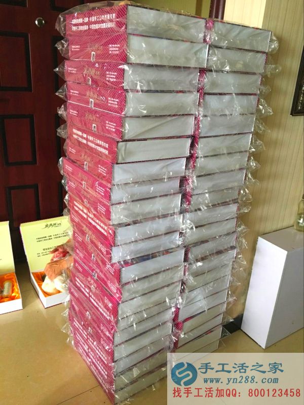 所有材料都放齊后，禮盒進行密封中