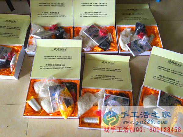 手工活之家網的員工將串珠繡所需要的材料、工具、光盤放入禮盒中