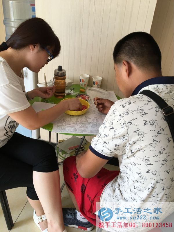 串珠繡客戶(hù)學(xué)習(xí)如何做串珠繡