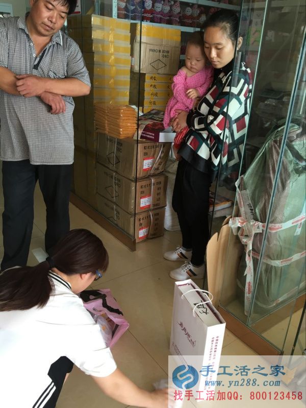 河北省邯鄲市臨漳縣高先生夫婦在家做手工串珠繡賺錢養(yǎng)家 觀摩手工活之家外發(fā)項目如何做