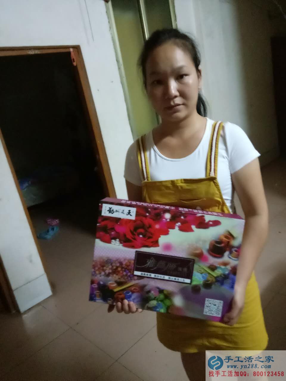 廣西百色哪里有手工活外發(fā)加工的，黃女士在家做手工活串珠加工補貼家用