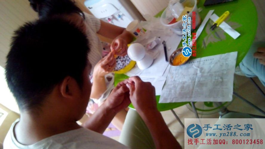 河南濟(jì)源退伍軍人王先生來手工活之家尋找合作項(xiàng)目，看好串珠繡產(chǎn)品加工
