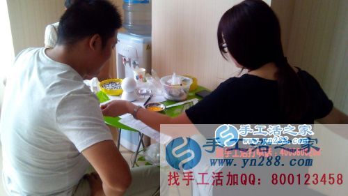 河南濟(jì)源退伍軍人王先生來手工活之家尋找合作項(xiàng)目，看好串珠繡產(chǎn)品加工