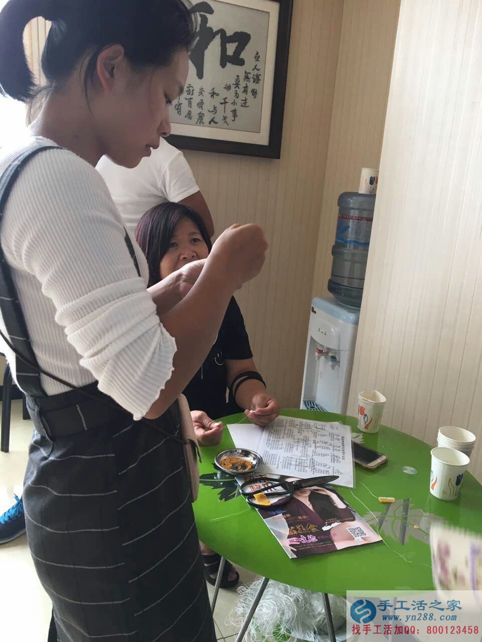 浙江麗水何女士在家做手工活串珠繡致富賺錢好項(xiàng)目 浙江麗水何女士在家做手工活串珠繡致富賺錢好項(xiàng)目