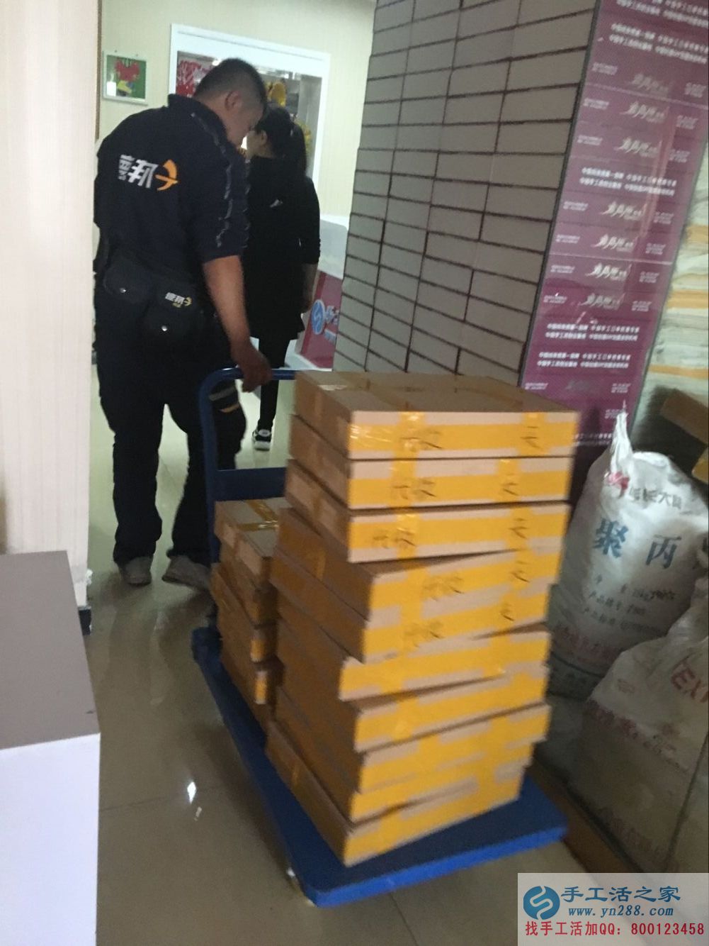 在家能做的兼職，邢臺(tái)理發(fā)店老板前來手工活之家做串珠加工外發(fā)