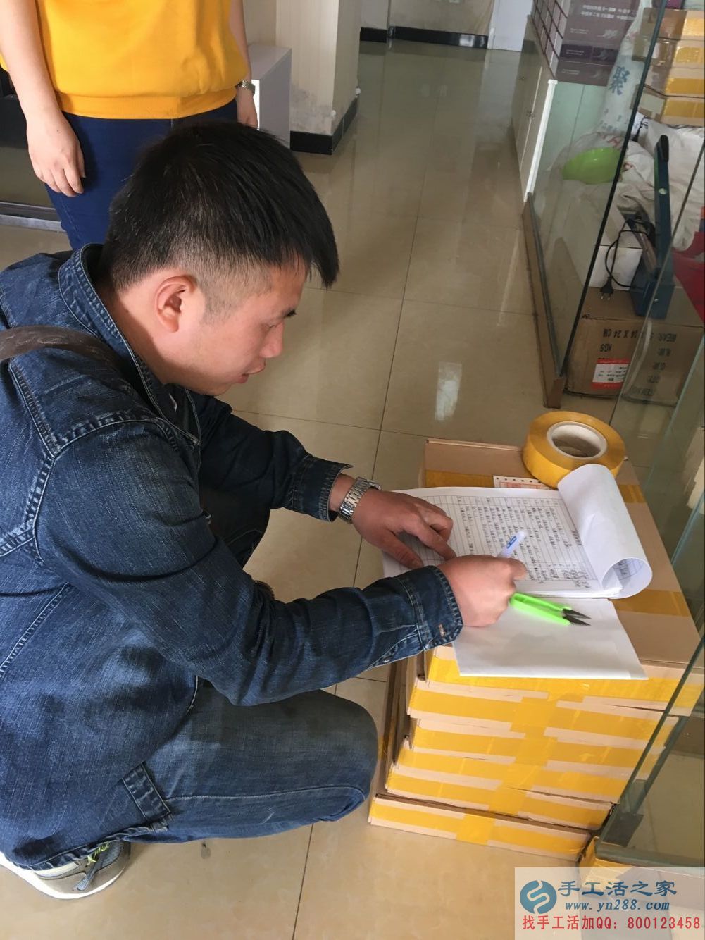 在家能做的兼職，邢臺(tái)理發(fā)店老板前來手工活之家做串珠加工外發(fā)
