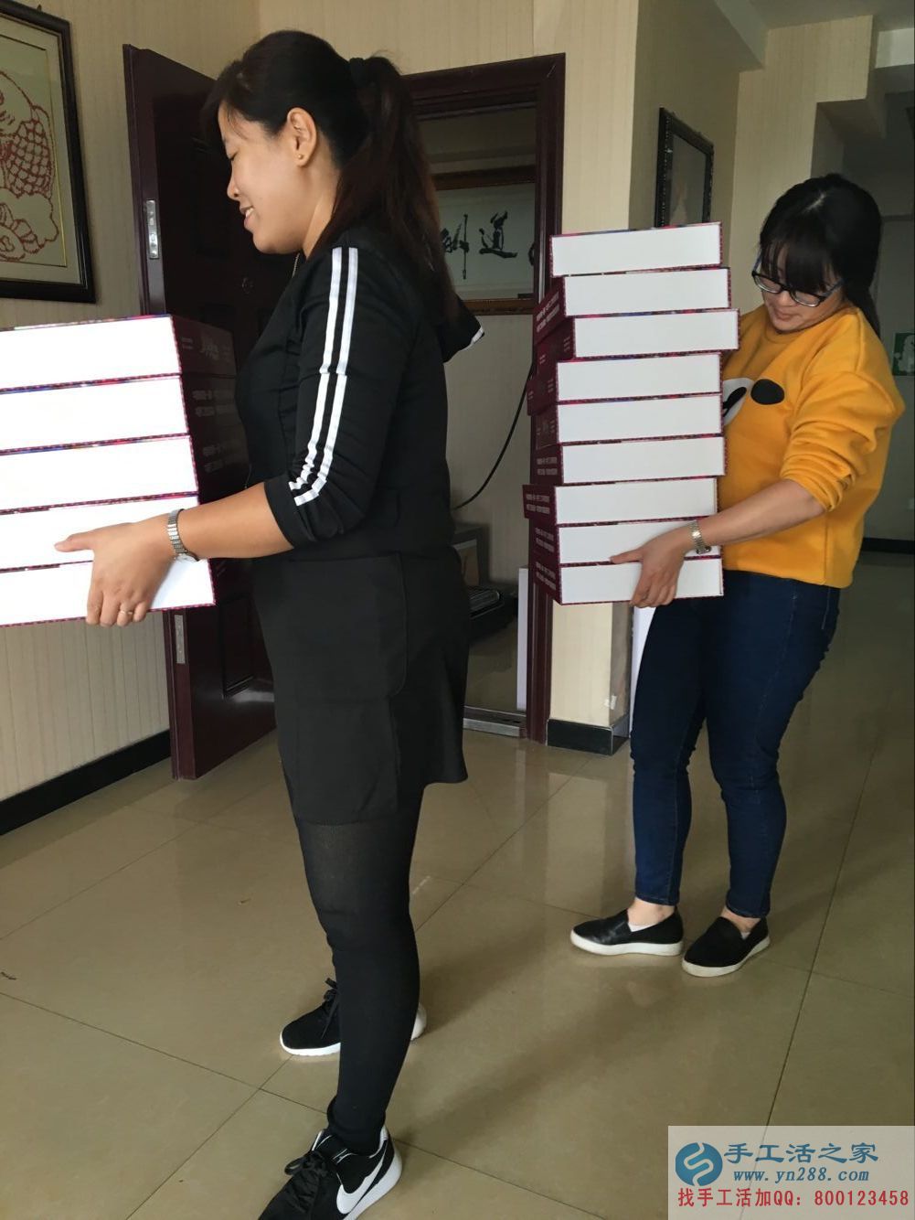 在家能做的兼職，邢臺(tái)理發(fā)店老板前來手工活之家做串珠加工外發(fā)——手工活之家員工正在準(zhǔn)備外發(fā)的材料