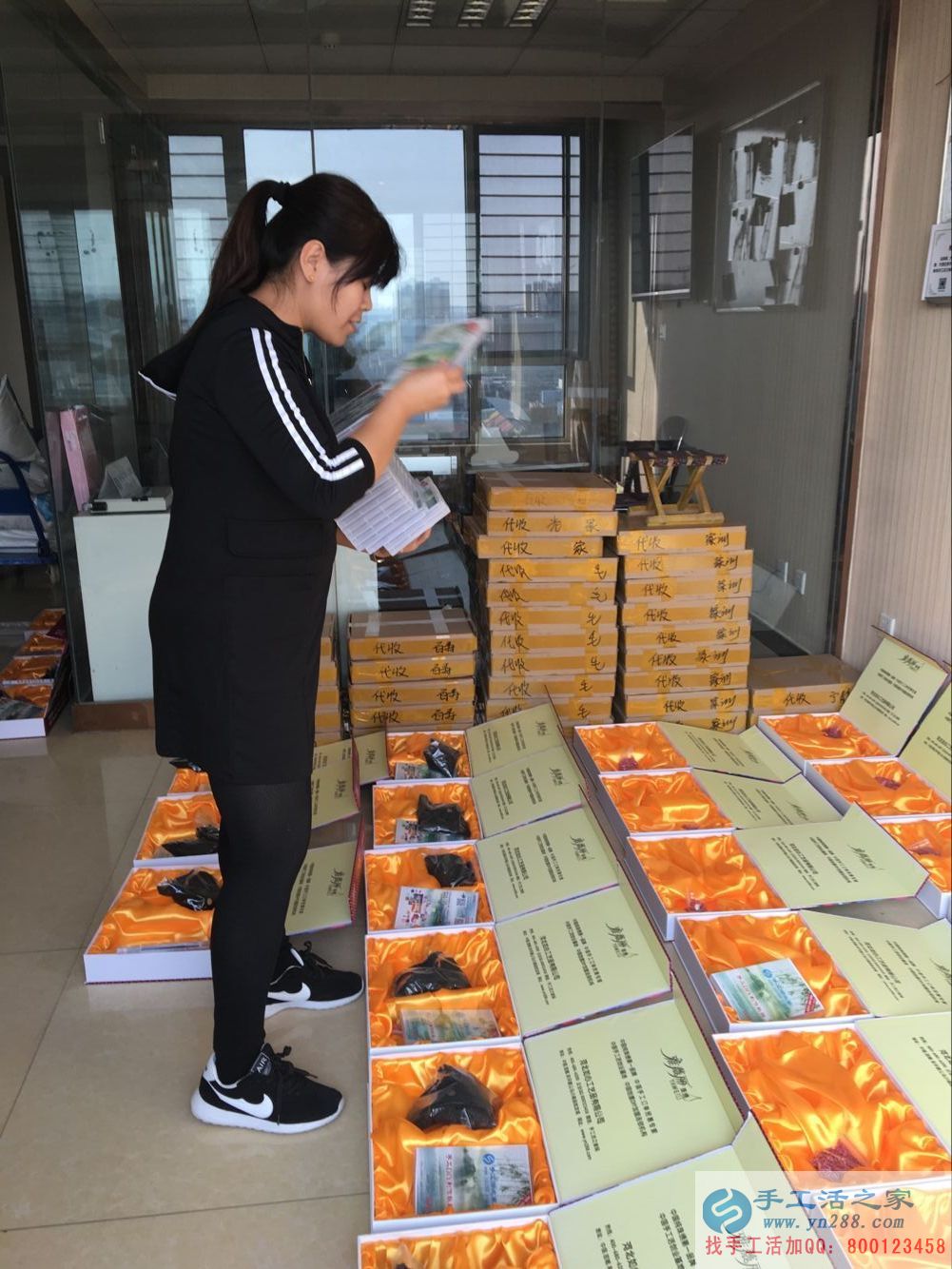 在家能做的兼職，邢臺(tái)理發(fā)店老板前來手工活之家做串珠加工外發(fā)