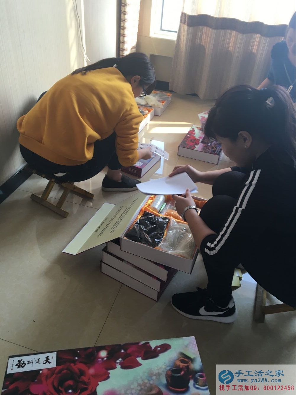 在家能做的兼職，邢臺(tái)理發(fā)店老板前來手工活之家做串珠加工外發(fā)