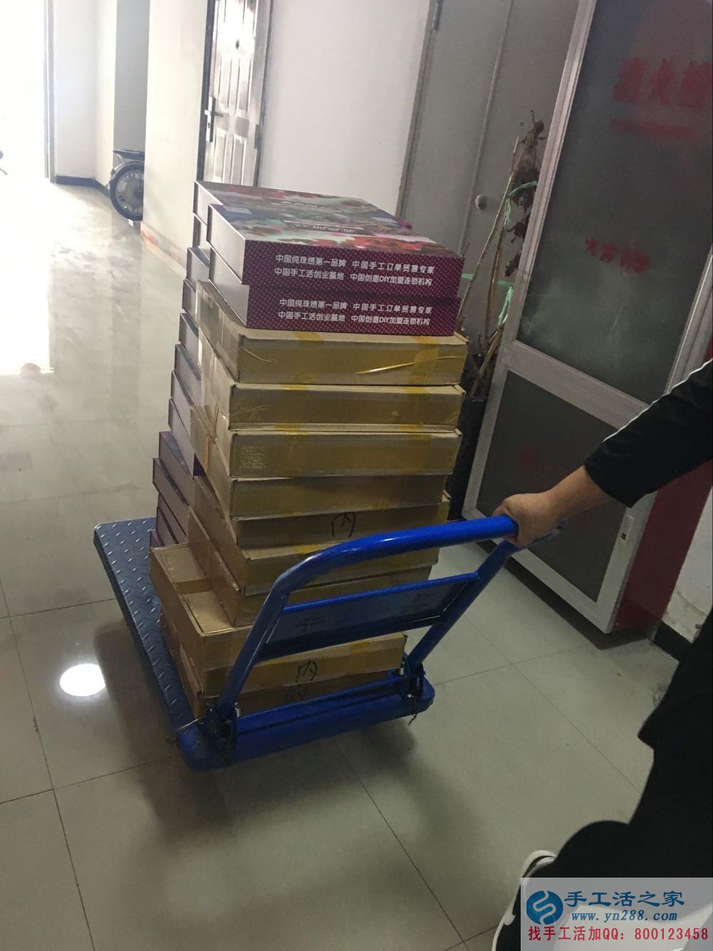 不受季節(jié)影響的手工活致富項(xiàng)目:安徽安慶王大姐做手工活賺錢(qián) 不受季節(jié)影響的手工活致富項(xiàng)目:安徽安慶王大姐做手工活賺錢(qián)