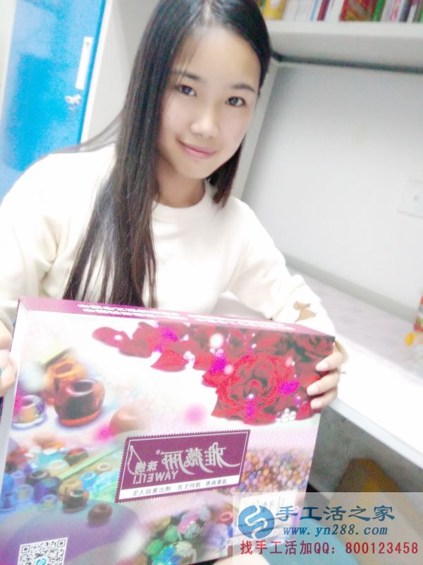 河南鄭州在校大學(xué)生許女士業(yè)余兼職手工活賺生活費(fèi) 河南鄭州在校大學(xué)生許女士業(yè)余兼職手工活賺生活費(fèi)
