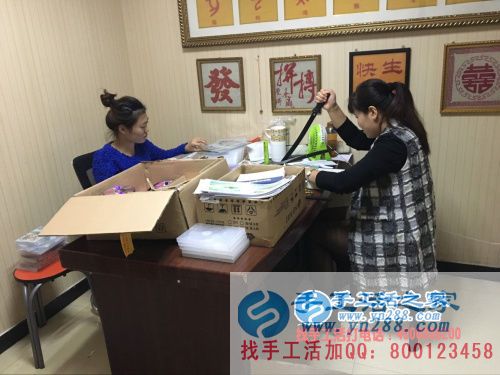 在家賺錢不是夢(mèng)！江蘇南京吳女士在家做手工活串珠繡加工
