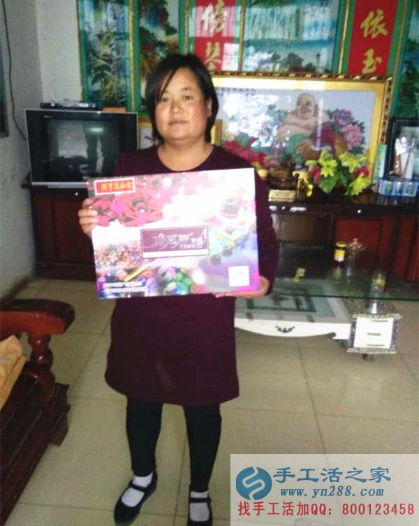 河南周口寶媽陳女士在家?guī)Ш⒆又嘞朐僬尹c手工活做 河南周口寶媽陳女士在家?guī)Ш⒆又嘞朐僬尹c手工活做