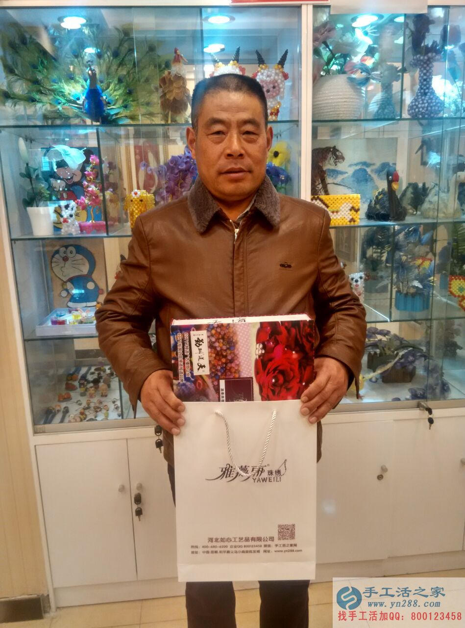河南農(nóng)民王大叔想掙錢來到手工活之家給老伴找手工活做 河南農(nóng)民王大叔想掙錢來到手工活之家給老伴找手工活做