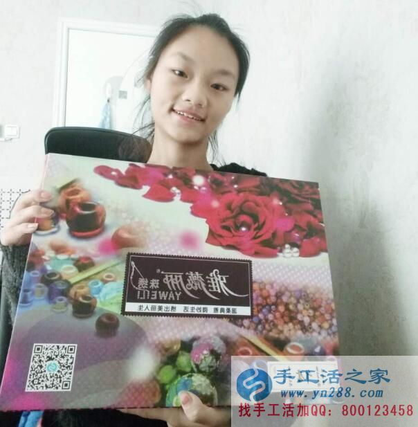 河南新鄉(xiāng)蔣女士找到在家賺錢的方法，做在家串珠手工活