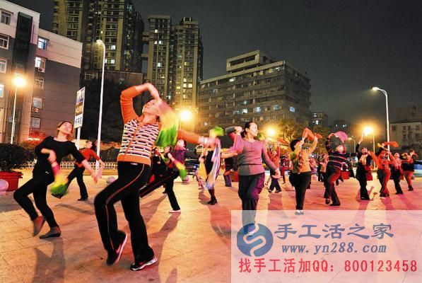 廣場(chǎng)舞跳出來(lái)的財(cái)富，河南淮陽(yáng)彭女士在家做手工活為兒女減壓做貢獻(xiàn)