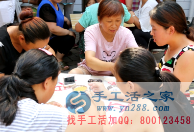 被郝磊的創(chuàng)業(yè)故事所感動，山東濱州許女士決定在家做手工活嘗試自主創(chuàng)業(yè)