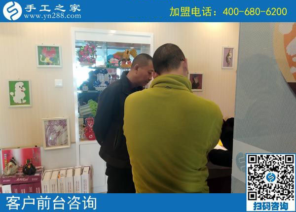 范先生和朋友在公司前臺咨詢 范先生和朋友在公司前臺咨詢