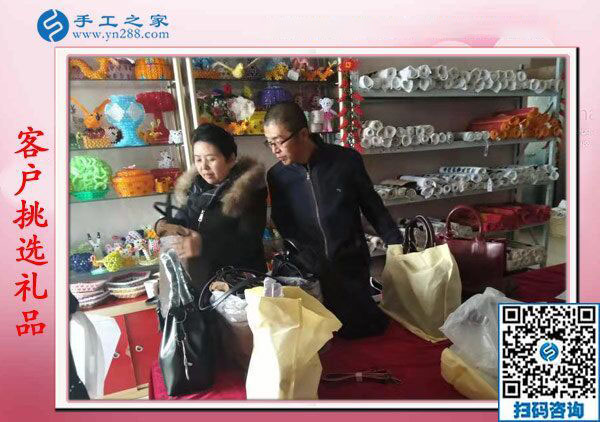 鄭先生和同學在公司挑選禮品 鄭先生和同學在公司挑選禮品