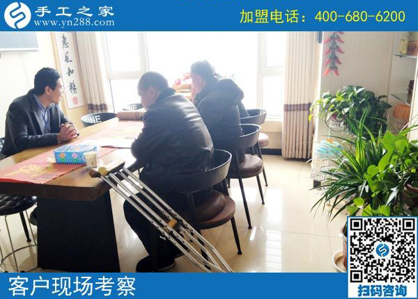 湖南一50歲殘疾老人拄著雙拐，2000多里路程來到手工之家為哪般？(圖2)