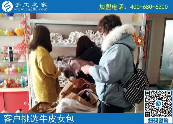 從外出打零工到在家掙錢，丈夫幫云南的永霞女士找到可以寄到家做的手工活，這次又結(jié)算500元