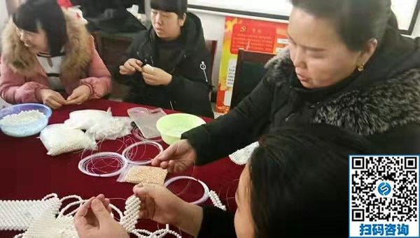 走進社區(qū)，讓珠繡手工成為大家脫貧致富的一件法寶！----記手工之家走進社區(qū)培訓(xùn)串珠手工活動