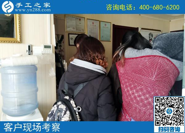 “想掙錢，就得長期有活，隔三差五才有活兒的不掙錢！”廣西百色黃女士找到珠繡免押金手工活后這樣說