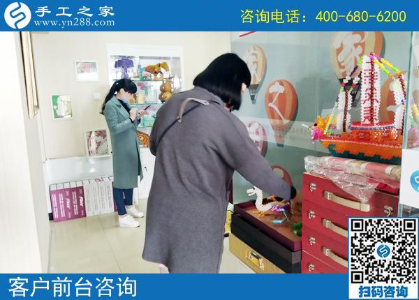 足不出戶，河北石家莊寶媽康女士帶著孩子做手工活加工賺錢(qián)