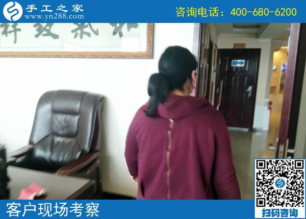 帶著孩子做珠繡外放手工活是種享受，河北邯鄲司女士在家掙錢是這樣的