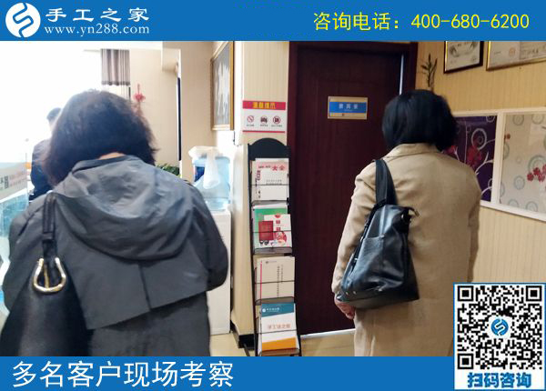 同事們不解、佩服、埋怨，吉林四平張女士沒有把這個可以帶回家做的手工活告訴大家