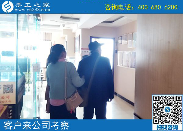 讓家人也跟著一起做手工加工掙錢(qián)，四川瀘州李女士有這個(gè)驕傲的資本