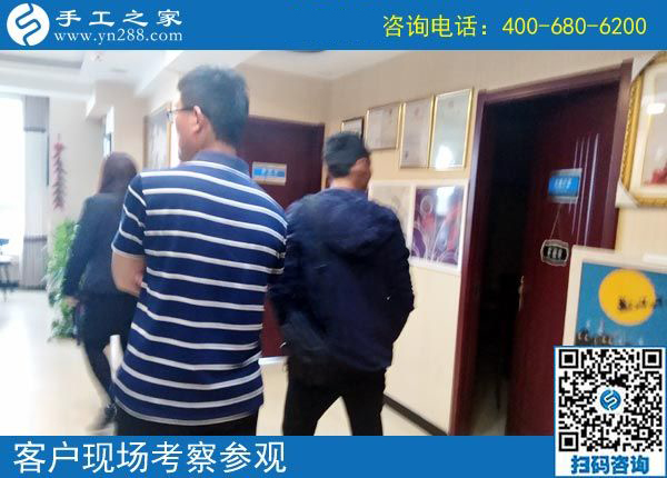 4月26日，好的手工活就是帶著大家一起掙錢(qián)的、可以寄到家做的手工活，手工之家接待考察加工客戶剪影