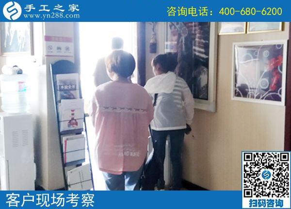 手工活在家要認(rèn)真做，河南林州郝女士帶著孩子做手工活外包掙錢