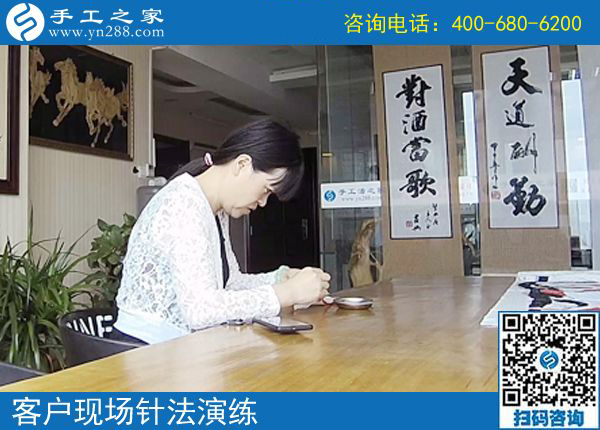 做這個正規(guī)供料的手工活掙錢了，江蘇連云港周女士的婆婆主動幫著帶娃