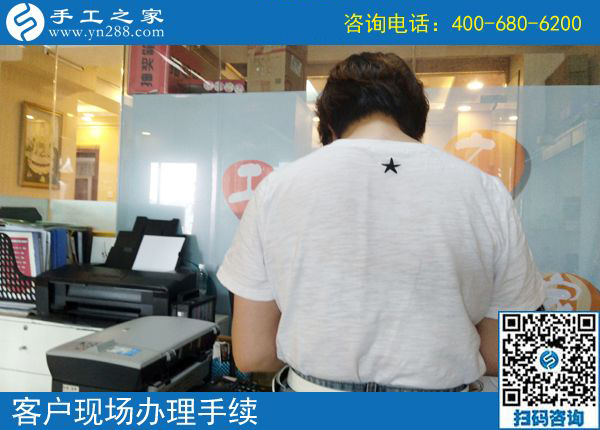 用手工活加工掙錢補(bǔ)貼家用，河南安陽家庭主婦呂女士用自己的努力為家庭做著貢獻(xiàn)